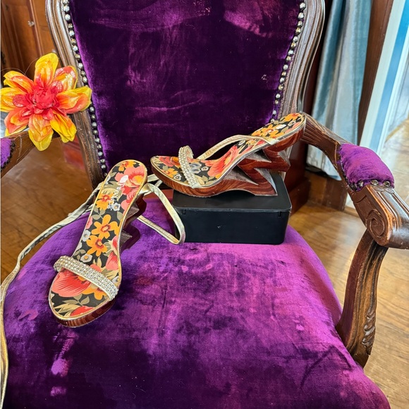 Beautiful floral and gold wood platforms - Picture 4 of 4
